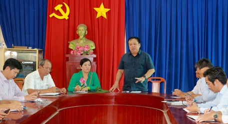 Ông Nguyễn Văn Liệt - Phó Chủ tịch UBND tỉnh làm việc tại xã Hòa Ninh chiều 6/12.