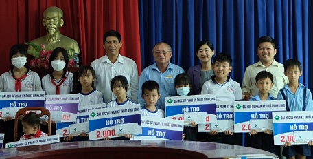 Trao học bổng cho học sinh thuộc hộ sạt lở, di dời ở Hòa Ninh.