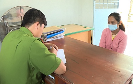 Cơ quan công an tống đạt quyết định khởi tố bị can và ra lệnh cấm đi khỏi nơi cư trú đối với Nguyễn Thanh Ph..