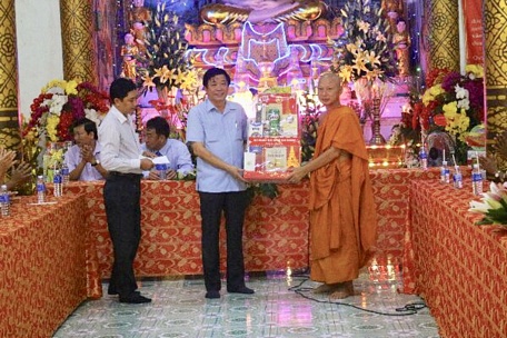 Bí thư Tỉnh ủy Vĩnh Long Bùi Văn Nghiêm thăm hỏi chúc mừng chùa Hạnh Phúc Tăng nhân dịp tết truyền thống của dân tộc Khmer.