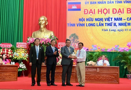 Ông Sao Pút Tra - Phó Tỉnh trưởng tỉnh Kampong Speu trao quà lưu niệm cho Hội Hữu nghị Việt Nam - Campuchia tỉnh Vĩnh Long, thắt chặt tình đoàn kết giữa hai tỉnh.