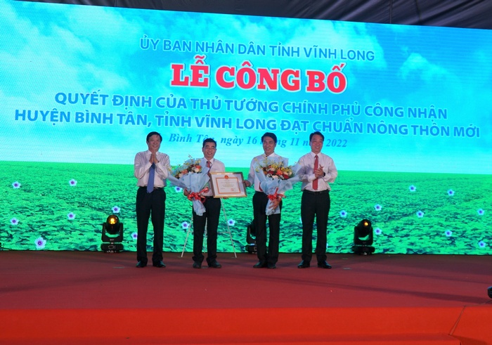Chiều 16/11, UBND tỉnh tổ chức lễ công bố Quyết định của Thủ tướng Chính phủ công nhận huyện Bình Tân đạt chuẩn NTM giai đoạn 2016 - 2020.
