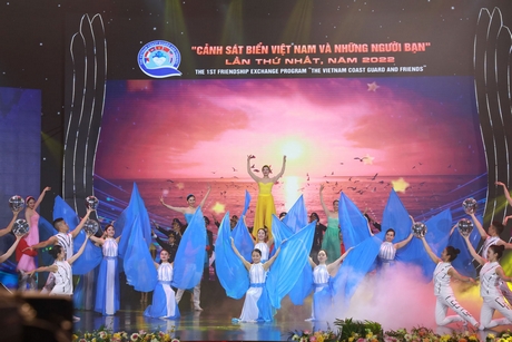 Tiết mục hát múa “Những ngôi sao đại dương”. Ảnh: Cảnh sát biển Việt Nam