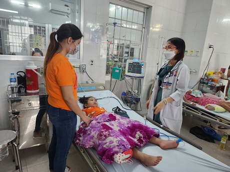 Trẻ em mắc bệnh sốt xuất huyết nặng điều trị tại BVĐK Triều An- Loan Trâm.