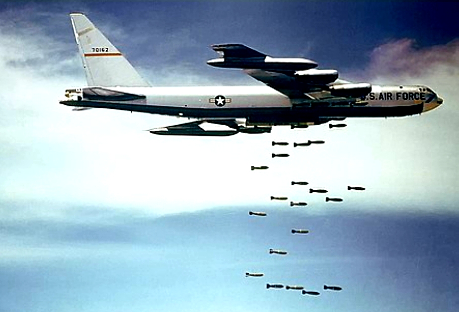 Máy bay B-52 đang ném bom.Ảnh: TL