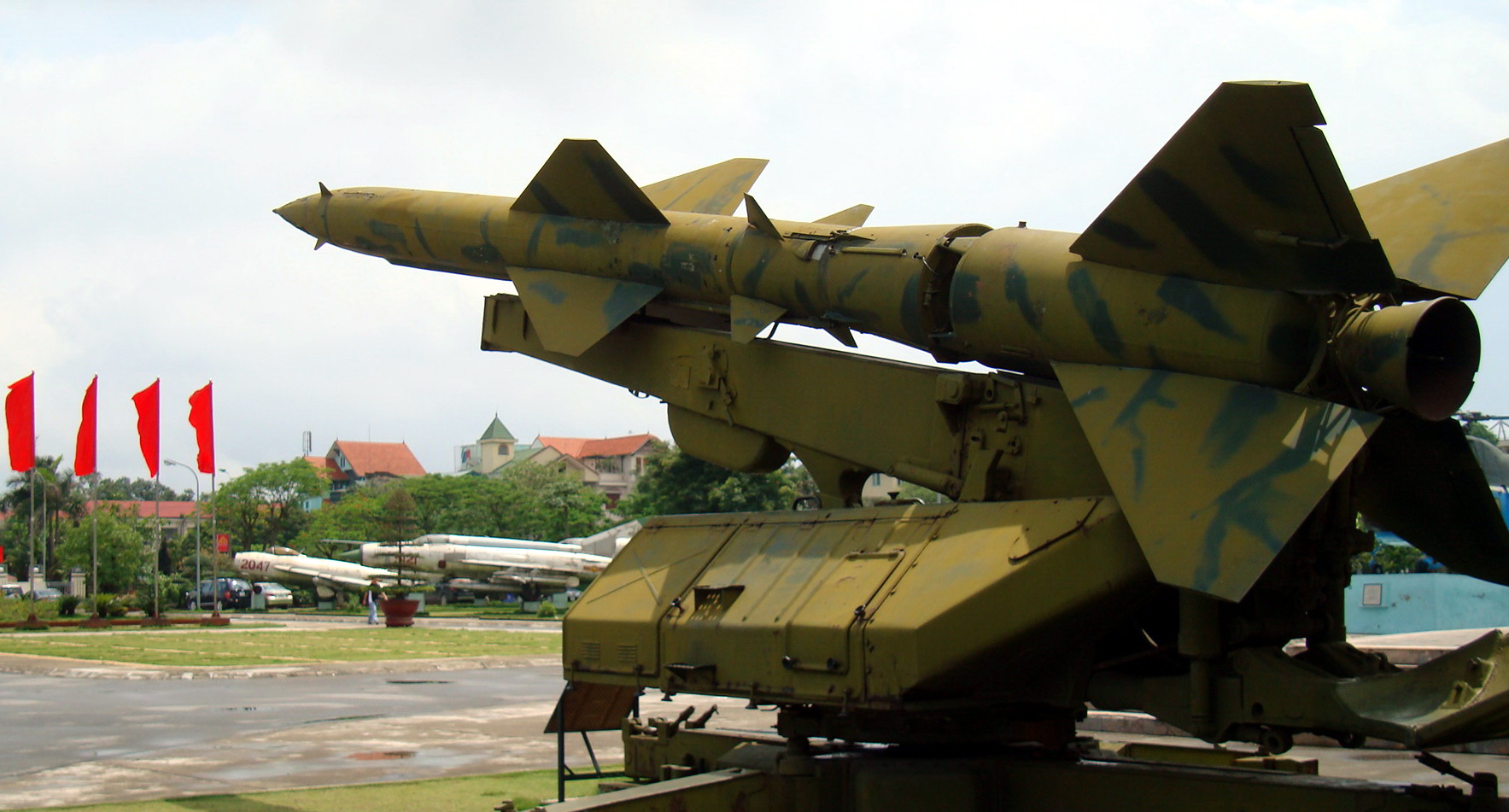 Tên lửa SAM-2 và máy bay MIG trưng bày trong Bảo tàng Phòng không - Không quân Hà Nội. Ảnh: Trần Thắng (TP Vĩnh Long)