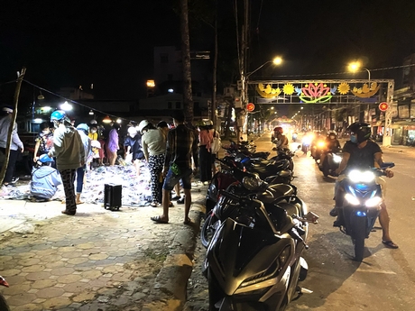 Một điểm bán hàng thu hút rất đông người mua, thiếu ATGT ngay tại dốc cầu Lộ đường Lê Thái Tổ (Phường 2, TP Vĩnh Long).