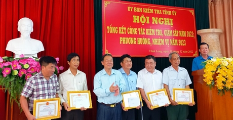 Đồng chí Trần Văn Bé Tư - Chủ nhiệm Ủy ban Kiểm tra Tỉnh ủy tặng giấy khen cho các cá nhân xuất sắc hoàn thành nhiệm vụ thành viên đoàn kiểm tra năm 2022.