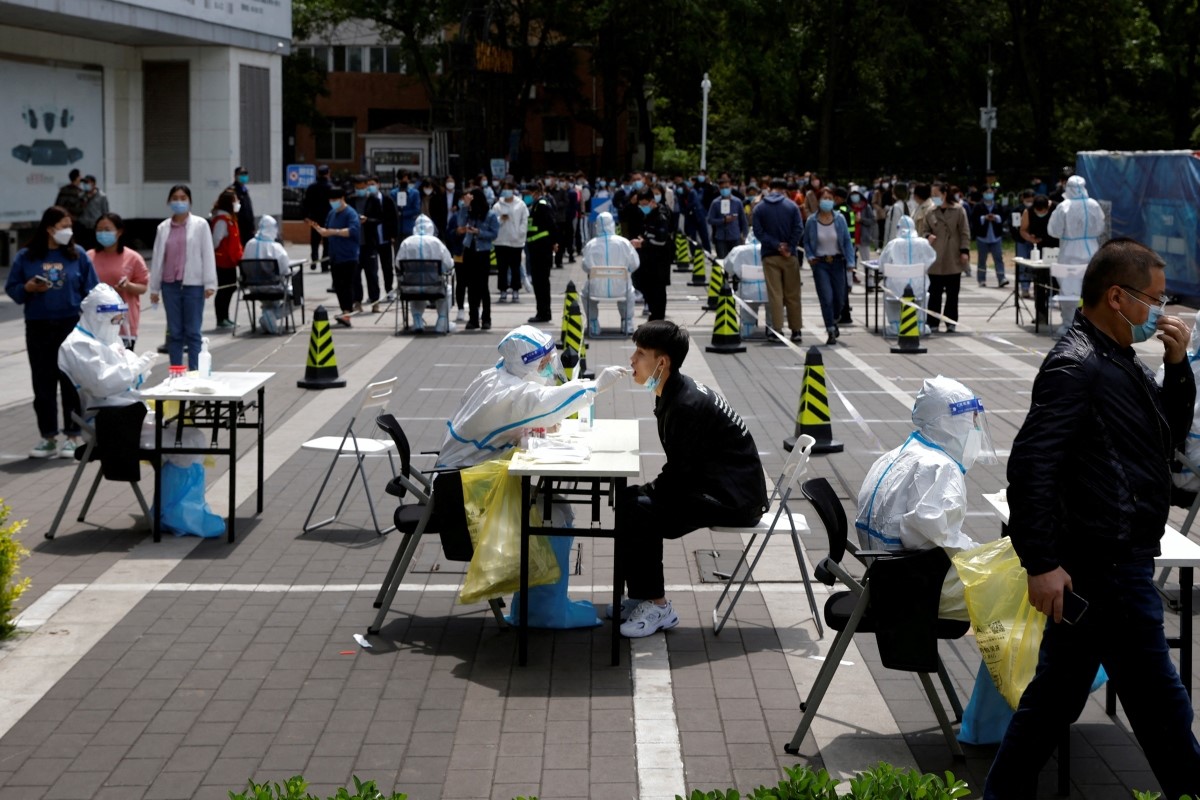 Các nhân viên y tế lấy mẫu xét nghiệm trong đợt bùng phát dịch Covid-19 ở Bắc Kinh, Trung Quốc hồi tháng 4/2022. Ảnh: Reuters