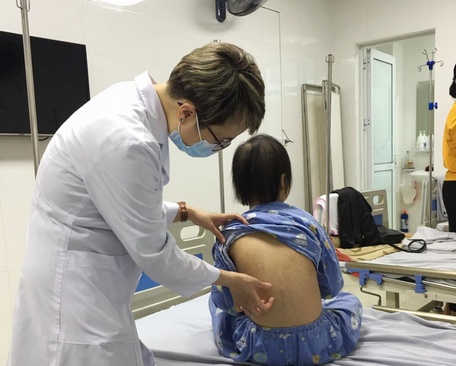  Bác sĩ Nguyễn Thùy Linh thăm khám cho bệnh nhi N.H.A.