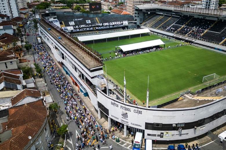 Số đông người hâm mộ nối thành hàng dài trên con đường dẫn đến sân vận động Vila Belmiro (Ảnh: AP).