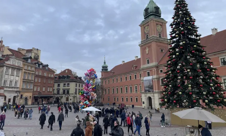  Đám đông đi dạo quanh thủ đô Warsaw, Ba Lan trong bối cảnh nhiệt độ ấm chưa từng có trong tháng 1 tại đất nước này. Ảnh: Anadolu