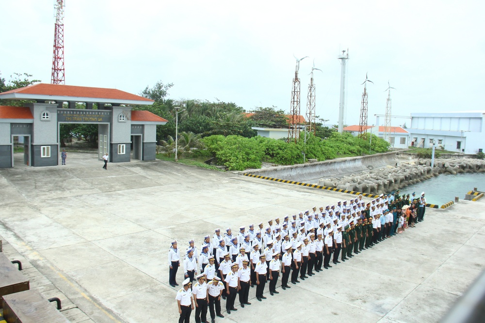 Quân và dân đảo Trường Sa vui mừng đón tàu của Đoàn công tác cập bến. 