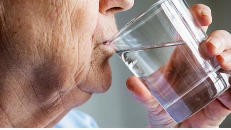 Uống đủ nước giúp giảm lão hóa