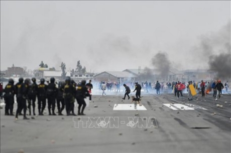 Lực lượng an ninh Peru đối phó với người biểu tình bạo loạn phản đối đề xuất bầu cử sớm, tại Arequipa, ngày 12/12/2022. Ảnh: AFP/TTXVN
