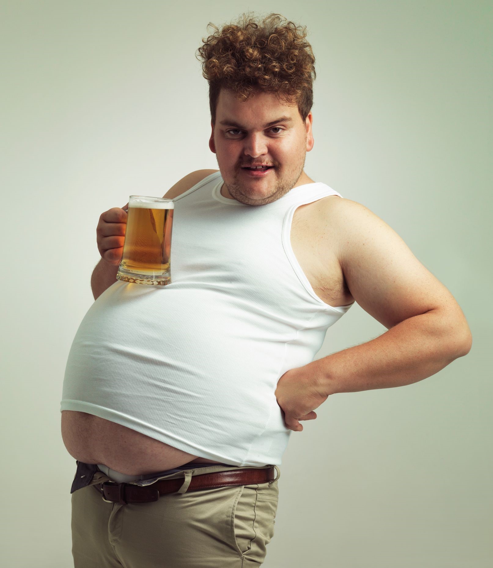 Bụng bia không phải do uống bia nhiều. Nó liên quan chủ yếu đến cách cơ thể chúng ta tích trữ chất béo - Ảnh: MENS HEALTH