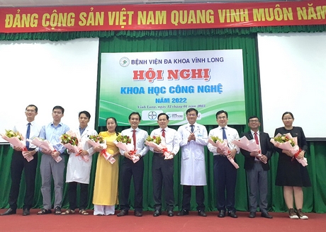 BS.CK2 Nguyễn Thanh Truyền - Giám đốc BVĐK Vĩnh Long tặng hoa cho các đại biểu báo cáo tại hội nghị khoa học.