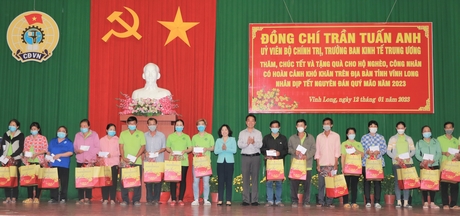 Bà Thái Thu Xương - Phó Chủ tịch Tổng Liên đoàn Lao động Việt Nam và Chủ tịch UBND tỉnh - Lữ Quang Ngời trao quà Tết cho các hộ nghèo.