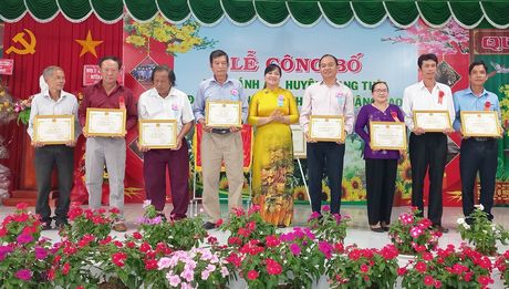 Bà Nguyễn Huỳnh Thu - Tỉnh ủy viên, Bí thư Huyện ủy Mang Thít trao giấy khen cho các cá nhân xuất sắc.