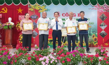 Ông Nguyễn Văn Diên - Chủ tịch UBND huyện Mang Thít tặng giấy khen cho các cá nhân xuất sắc.