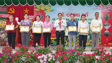 Ông Phạm Văn Tuấn - Chủ tịch UBND xã Chánh An tặng giấy khen cho các cá nhân xuất sắc. 