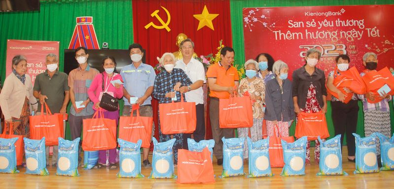 Lãnh đạo Kienlongbank chi nhánh Vĩnh Long trao quà cho các hộ gia đình.