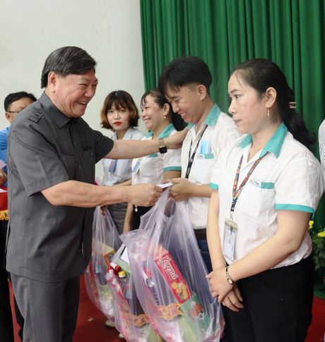 Đồng chí Trần Văn Rón - Ủy viên BCH Trung ương Đảng, Phó Chủ nhiệm Thường trực Ủy ban Kiểm tra Trung ương trao quà và động viên công nhân lao động có hoàn cảnh khó khăn