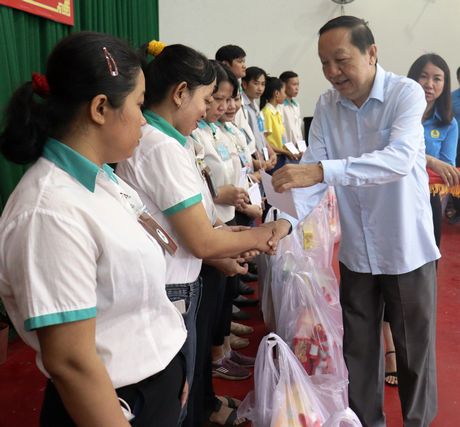 Đồng chí Nguyễn Thành Thế - Phó Bí thư Thường trực Tỉnh ủy trao quà Tết cho công nhân lao động có hoàn cảnh khó khăn