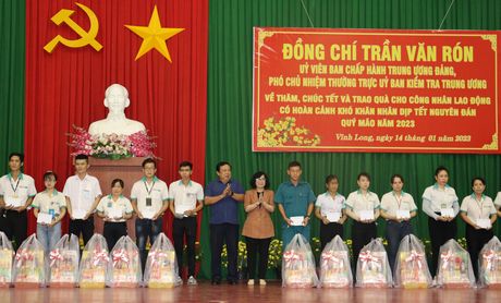 Đồng chí Nguyễn Thị Minh Hạnh - Trưởng Ban Dân vận Tỉnh ủy và ông Nguyễn Văn Liệt - Phó chủ tịch UBND tỉnh trao quà cho công nhân lao động có hoàn cảnh khó khăn