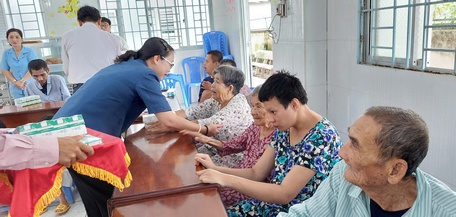 Phó Chủ tịch UBND tỉnh - Nguyễn Thị Quyên Thanh ân cần thăm hỏi, động viên, chúc Tết các cụ tại Trung tâm Công tác xã hội.