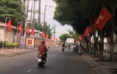  Quốc kỳ được treo tại đường Hưng Đạo Vương, Phường 1, TP Vĩnh Long.