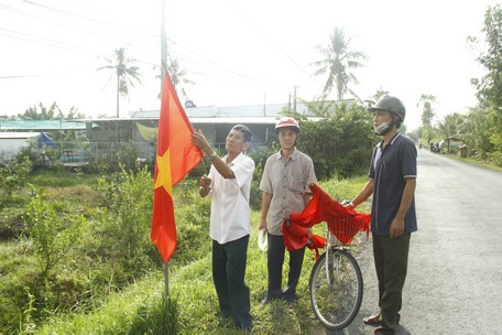 Người dân ấp Tân Thuận treo cờ Tổ quốc dọc ĐT901.