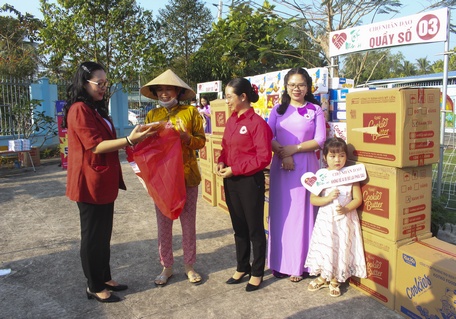 Phó Chủ tịch UBND tỉnh - Nguyễn Thị Quyên Thanh trao quà Tết cho bà con xã Hòa Hiệp, huyện Tam Bình.