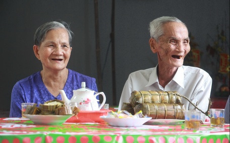 Gia đình cụ Phạm Văn Út bên niềm vui trong căn nhà đại đoàn kết ngày cận Tết.