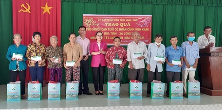Phó Chủ tịch UBND tỉnh - Nguyễn Thị Quyên Thanh trao quà cho người cao tuổi có hoàn cảnh khó khăn nhân dịp Tết.
