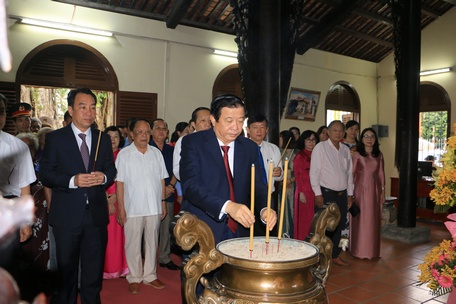 Lãnh đạo tỉnh đến viếng, thắp hương tại nơi thờ tự Quốc tổ Hùng Vương trong khuôn viên Bảo tàng Vĩnh Long.