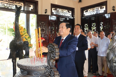 Đoàn đến viếng, thắp hương tại khu lưu niệm Chủ tịch Hội đồng Bộ trưởng Phạm Hùng tại huyện Long Hồ.