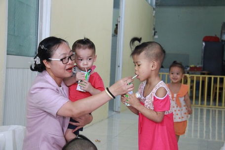 Tại Mái ấm Vĩnh Khánh, bà Nguyễn Thị Quyên Thanh đã thăm hỏi, tặng quà cho các bé.