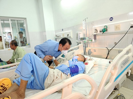 Chủ tịch UBND tỉnh Lữ Quang Ngời thăm hỏi và lì xì tết cho bệnh nhân nằm điều trị tại Khoa Nội C.