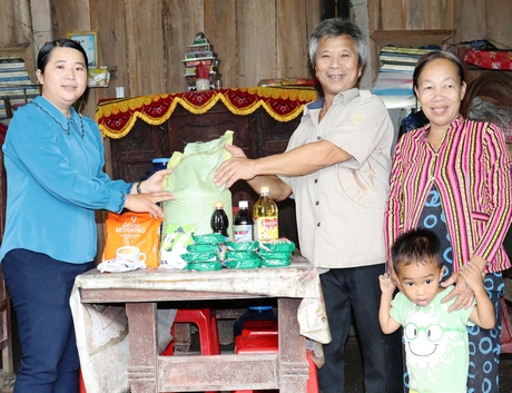 Chị Ánh Quyên (bên trái) đến thăm hỏi, trao quà cho gia đình chú Nguyễn Văn Than.