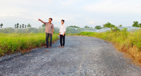 Anh Thĩnh (trái) đã hiến 600m2 đất, đốn bỏ 30 gốc mận An Phước và góp hơn 337 triệu đồng để xây đường An Thới - An Phước.