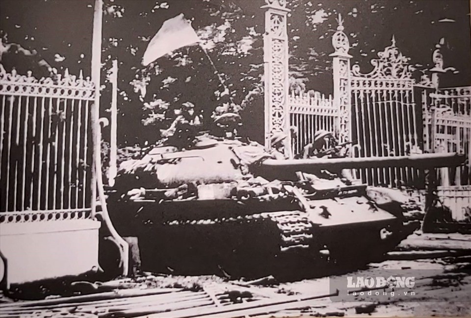 Xe tăng quân giải phóng tiến vào Dinh Độc Lập. Ảnh chụp lại tư liệu: Huyên Nguyễn.