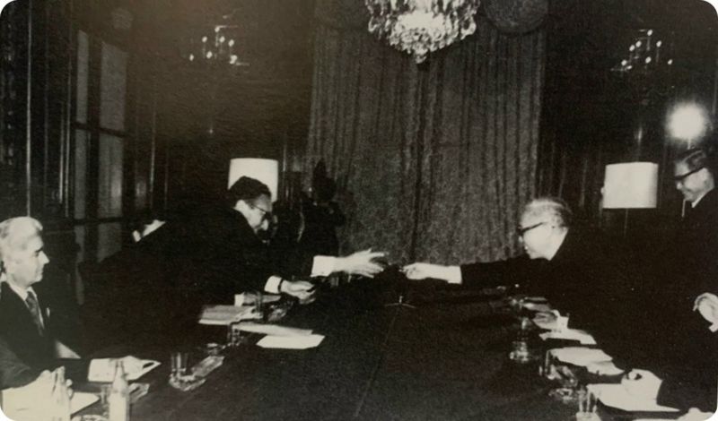 Ông Lê Đức Thọ - Cố vấn đặc biệt của đoàn Việt Nam Dân chủ Cộng hòa, và ông Henry Kissinger - Cố vấn An ninh quốc gia Mỹ trao đổi bút sau khi ký tắt Hiệp định Paris.