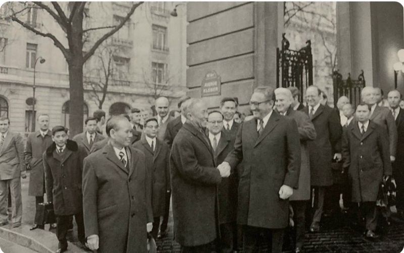 Ông Lê Đức Thọ và ông Henry Kissinger trước các nhà báo bên ngoài Trung tâm Hội nghị quốc tế sau khi ký tắt Hiệp định Paris.