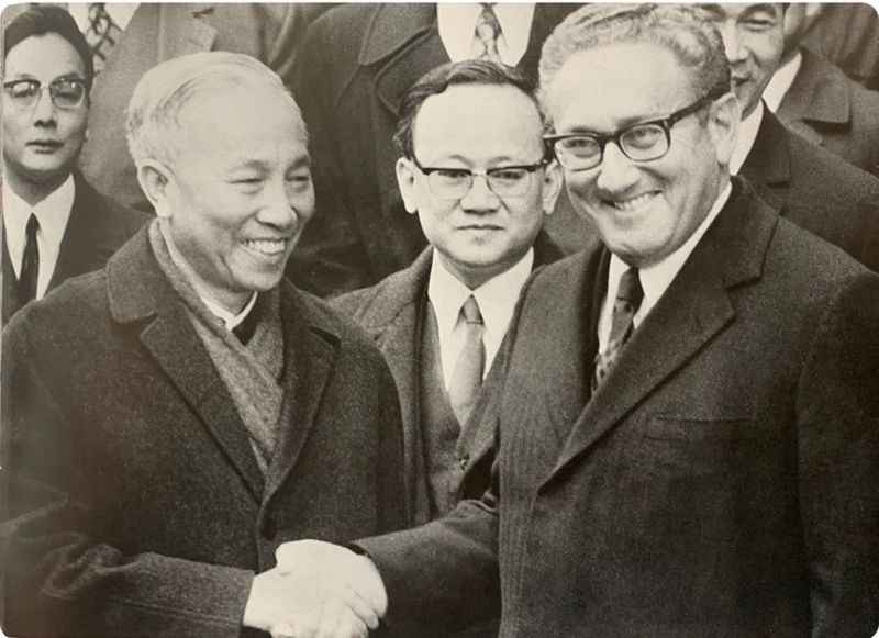 Ông Lê Đức Thọ và ông Henry Kissinger bắt tay nhau sau khi ký tắt Hiệp định Paris.