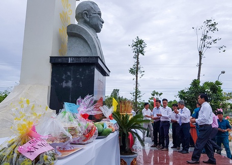 Văn bia và tượng Thủ tướng Võ Văn Kiệt ở đầu kênh T5 (Tri Tôn - An Giang).  Chính quyền và người dân địa phương luôn ghi nhớ và tổ chức cúng giỗ vị Thủ tướng vì dân.