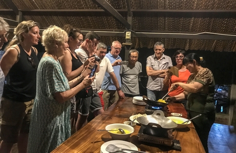 Du khách Pháp học cách đổ bánh xèo tại homestay Phương Thảo