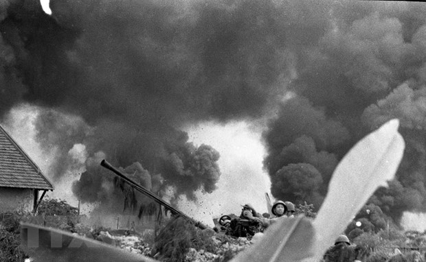 Các lực lượng phòng không Hà Nội tạo thành lưới lửa trên bầu trời Thủ đô, bắn rơi nhiều máy bay Mỹ trong trận 12 ngày đêm tháng 12/1972. Ảnh: TTXVN
