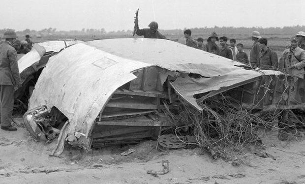 Xác của 1 trong 4 máy bay B52 của Mỹ bị quân và dân Hà Nội bắn rơi đêm 18,  rạng sáng 19/12/1972. Ảnh: Tư liệu TTXVN