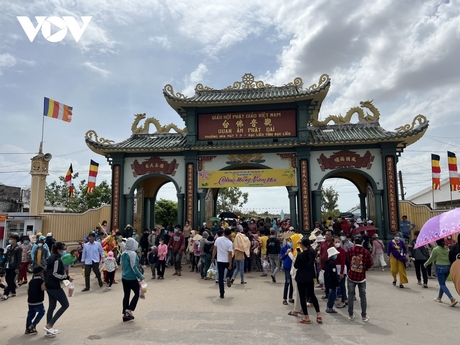 Khu Quán âm Phật đài (thành phố Bạc Liêu) thu hút đông đảo du khách.